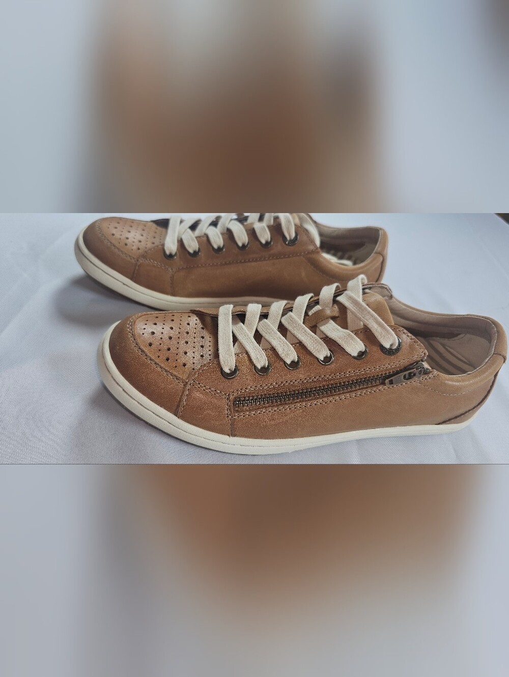 EUC Taos Z Soul Lux Leather Sneakers Caramel Tan Size 9 Side Zip